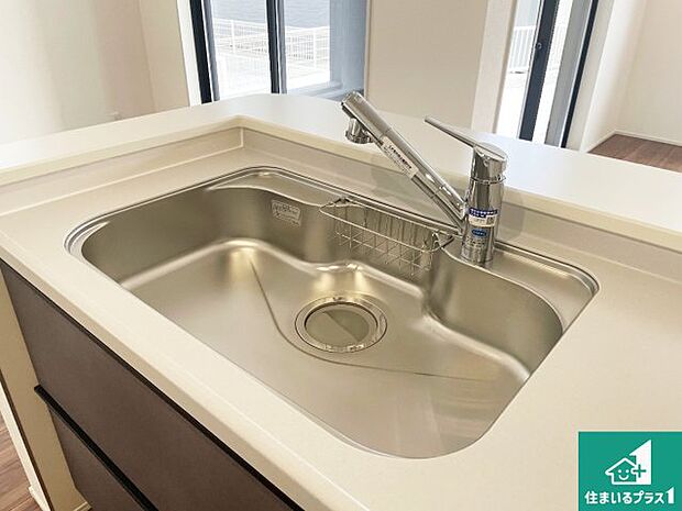 【キッチンシンク】蛇口の先端に浄水器を内蔵しています!原水と浄水、お湯と冷水、シャワーの切替えがワンタッチなので用途によって使い分けられます。