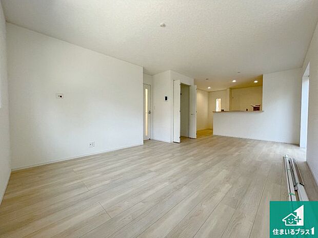 【居間・リビング】日当たり良好の明るいリビングで朝の目覚めもスッキリできそう!対面キッチンでご家族のコミュニケーションも自然と増える設計!小さなお子様が遊ぶスペースを作っても広々とくつろげるLDK!