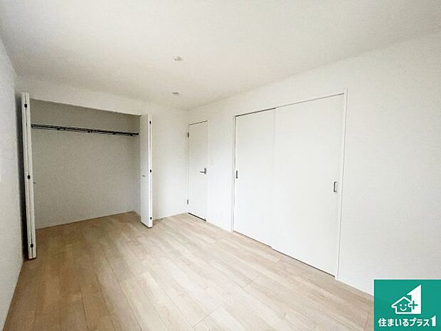 【洋室】シンプルな洋室は、自分好みのインテリアが楽しめます♪ご家族とインテリアや家具を選びに行くのは新築購入時の醍醐味の一つです。ぜひお楽しみください♪