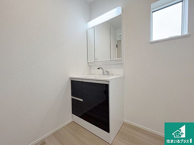 【独立洗面台】清潔感のある洗面台です。フラットな鏡は掃除がしやすく毎日清潔!鏡裏には収納があるのでスッキリとした洗面台が保てます。