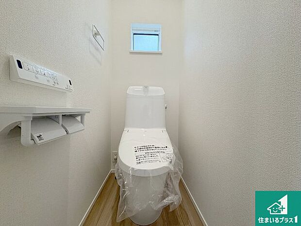 【トイレ】1・2階の2ヶ所にあるので、朝の忙しい時間の順番待ちもなく、深夜の利用にも大変便利です。