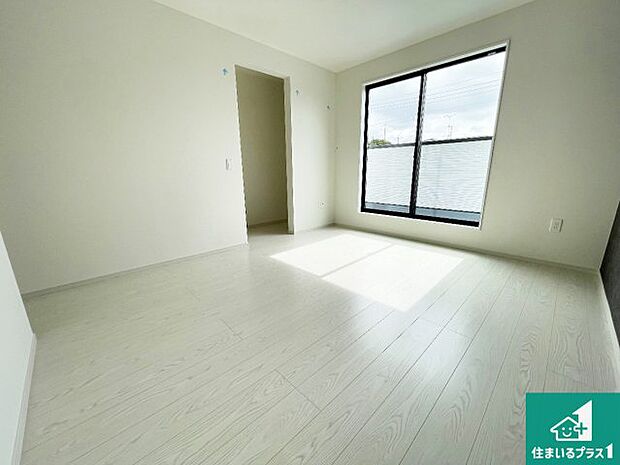 【洋室】シンプルな洋室は、自分好みのインテリアが楽しめます♪ご家族とインテリアや家具を選びに行くのは新築購入時の醍醐味の一つです。ぜひお楽しみください♪