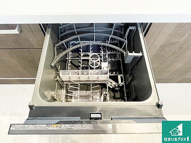 【食器洗浄乾燥機】食事後の一仕事、食器洗いをボタン一つでお任せできちゃいます!場所を取らないビルトイン式なので、お料理スペースもしっかり確保!