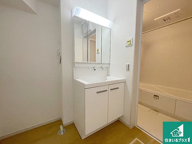 【独立洗面台】清潔感のある洗面台です。フラットな鏡は掃除がしやすく毎日清潔!鏡裏には収納があるのでスッキリとした洗面台が保てます。