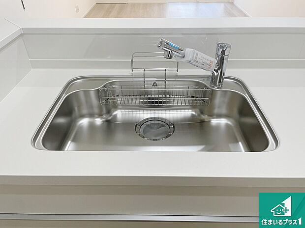 【キッチンシンク】蛇口の先端に浄水器を内蔵しています!原水と浄水、お湯と冷水、シャワーの切替えがワンタッチなので用途によって使い分けられます。