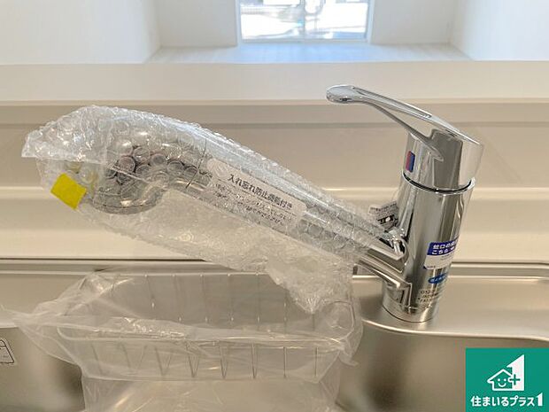 【キッチン水栓】浄水器を内蔵!炊飯時、お茶を作る時に安心してお水を使えます!お湯と冷水、浄水と原水、シャワーの切替えもワンタッチです!