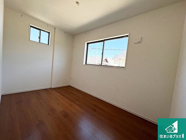 【洋室】シンプルな洋室は、自分好みのインテリアが楽しめます♪ご家族とインテリアや家具を選びに行くのは新築購入時の醍醐味の一つです。ぜひお楽しみください♪