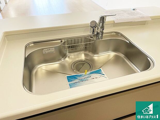 【キッチンシンク】蛇口の先端に浄水器を内蔵しています！原水と浄水、お湯と冷水、シャワーの切替えがワンタッチなので用途によって使い分けられます。