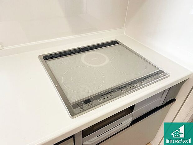 【コンロ】火を使わないので、安心なIHコンロ!でこぼこが無い構造なので、掃除もしやすく清潔に保てます!