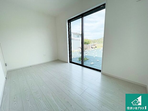 【居間・リビング】シンプルなリビングは、観葉植物等のインテリアを楽しめますね！パパ好みにも、ママ好みにも家具次第で雰囲気を変えることができます！