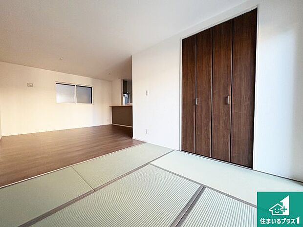 【和室】一室あると便利な和室は客間としてだけでなく、小さなお子様のプレイルームや食後のくつろぎスペースとしてもご利用いただけます。収納もついていますので大活躍間違いなし！