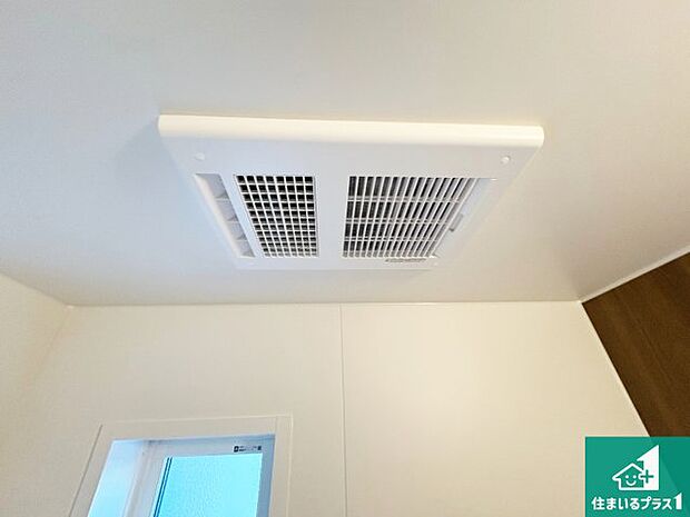 【浴室暖房乾燥機】四季を通して快適なバスライフをお手伝いする浴室暖房乾燥機！浴室の乾燥・暖房・涼風・換気はもちろん、２４時間換気にも対応！ 