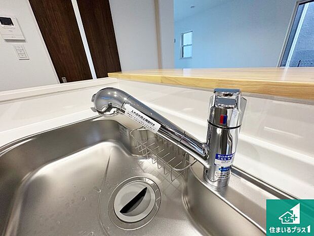 【キッチン水栓】浄水器を内蔵！炊飯時、お茶を作る時に安心してお水を使えます！お湯と冷水、浄水と原水、シャワーの切替えもワンタッチです！