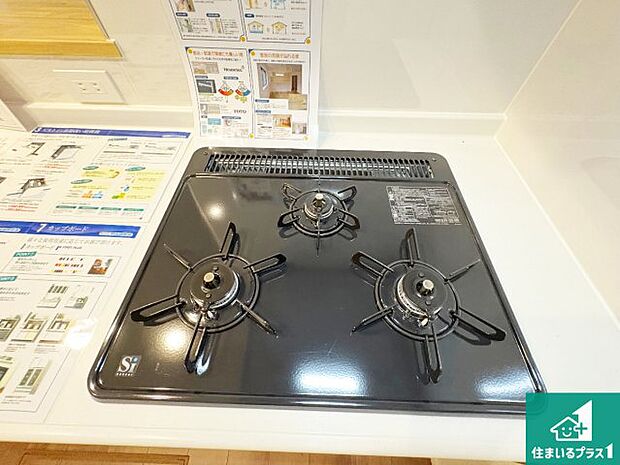 【コンロ】ダブル高火力Ｓｉセンサー付きコンロ！３口あるので、まとめて料理をする時も大活躍！