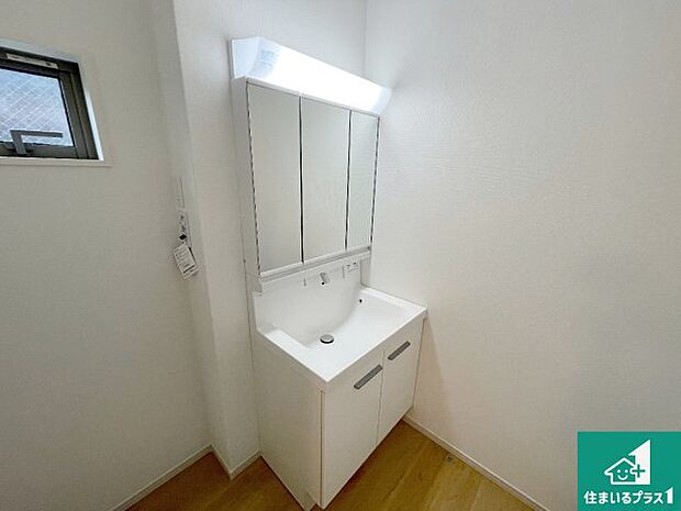 【独立洗面台】清潔感のある洗面台です。フラットな鏡は掃除がしやすく毎日清潔！鏡裏には収納があるのでスッキリとした洗面台が保てます。