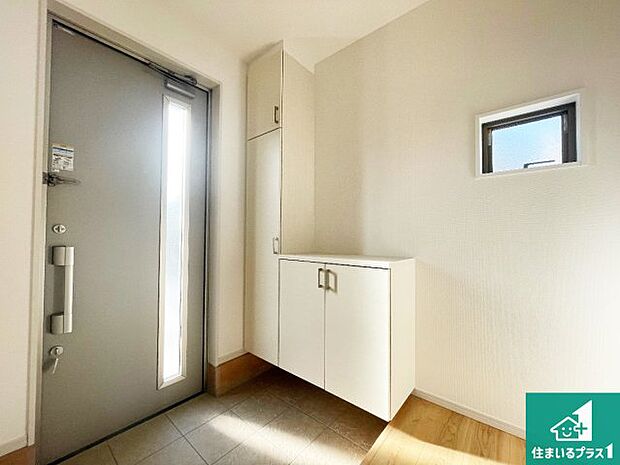 【玄関】シューズボックスにはたくさんの靴が収納できるので玄関周りはいつもスッキリ！ご家族が増えても安心！