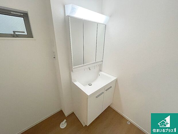 【独立洗面台】清潔感のある洗面台です。フラットな鏡は掃除がしやすく毎日清潔!鏡裏には収納があるのでスッキリとした洗面台が保てます。