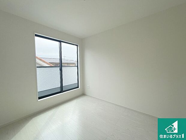 【洋室】シンプルな洋室は、自分好みのインテリアが楽しめます♪ご家族とインテリアや家具を選びに行くのは新築購入時の醍醐味の一つです。ぜひお楽しみください♪