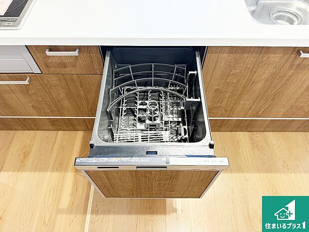 【食器洗浄乾燥機】食事後の一仕事、食器洗いをボタン一つでお任せできちゃいます!場所を取らないビルトイン式なので、お料理スペースもしっかり確保!
