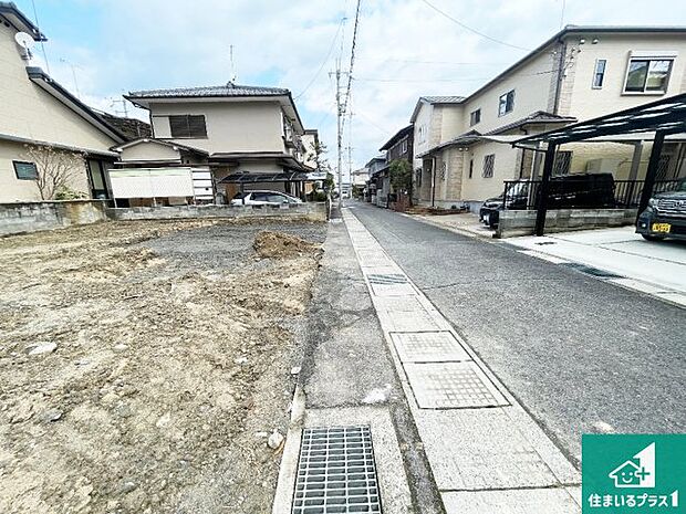 【外観】周辺は閑静な住宅街です。前面道路もしっかりと有りますので車の出し入れも安心ですよ！