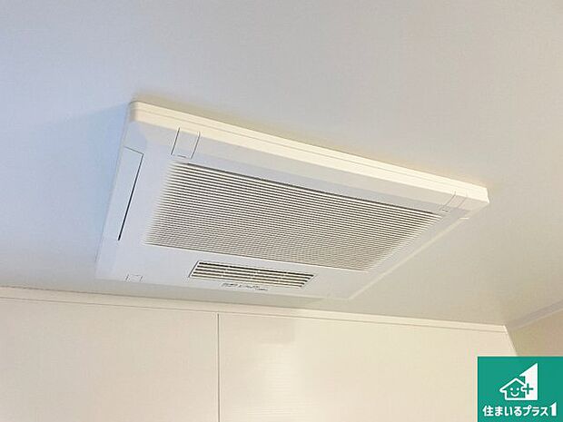 【浴室暖房乾燥機】四季を通して快適なバスライフをお手伝いする浴室暖房乾燥機！浴室の乾燥・暖房・涼風・換気はもちろん、２４時間換気にも対応！ 