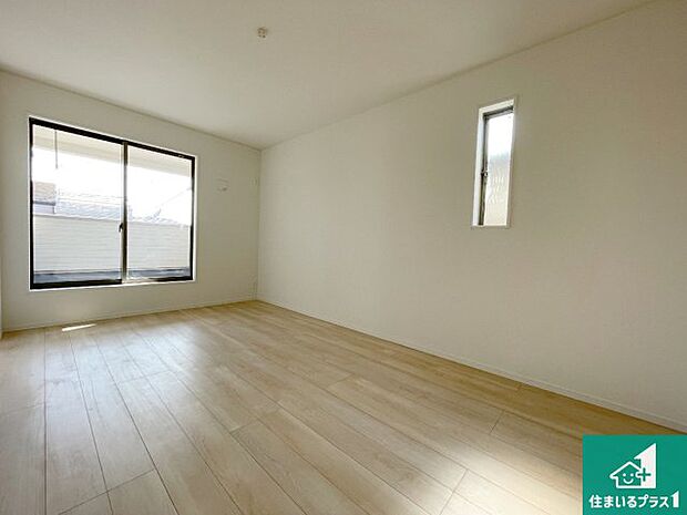 【洋室】シンプルな洋室は、自分好みのインテリアが楽しめます♪ご家族とインテリアや家具を選びに行くのは新築購入時の醍醐味の一つです。ぜひお楽しみください♪