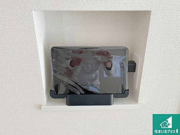 【カラーモニターインターホン】24時間録画機能搭載のインターホンで、防犯も来客対応もこれ1台。 訪問者の有無に関わらず玄関前を録画し、家族の安心を守ります。 