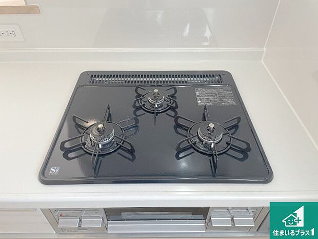 【コンロ】ダブル高火力Ｓｉセンサー付きコンロ！３口あるので、まとめて料理をする時も大活躍！
