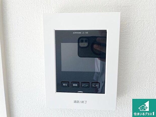 【カラーモニターインターホン】声だけでなく来訪者の姿や顔がモニターで確認できるので、小さなお子様がいらっしゃるご家庭でも安心できます！