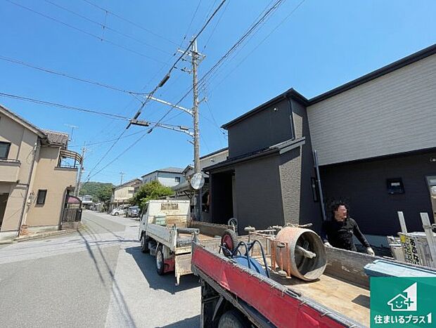 【外観】周辺は落ち着いた街並みの住宅地！子育てがしやすい住環境です！まだ未完成ですが、現地でしかわからない事もございます。是非一度ご覧ください。