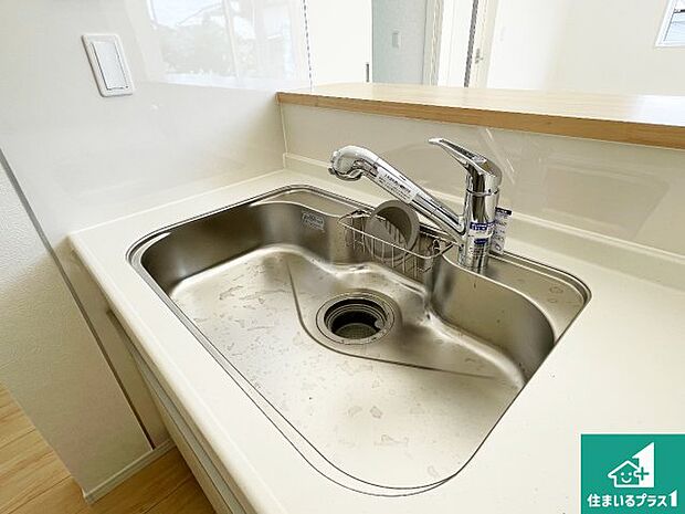 【キッチンシンク】蛇口の先端に浄水器を内蔵しています!原水と浄水、お湯と冷水、シャワーの切替えがワンタッチなので用途によって使い分けられます。