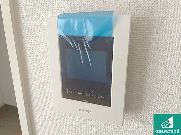 【カラーモニターインターホン】声だけでなく来訪者の姿や顔がモニターで確認できるので、小さなお子様がいらっしゃるご家庭でも安心できます!