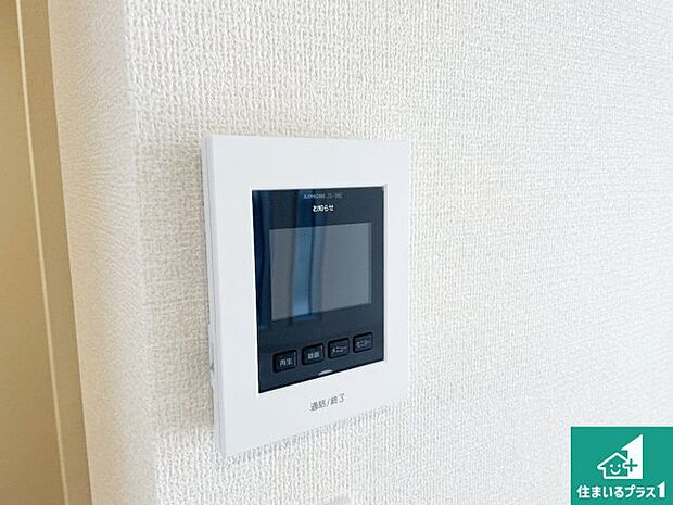 【カラーモニターインターホン】声だけでなく来訪者の姿や顔がモニターで確認できるので、小さなお子様がいらっしゃるご家庭でも安心できます!