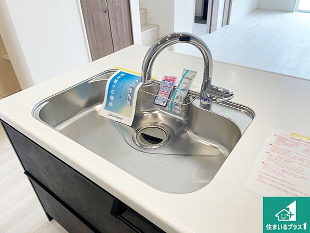 【キッチンシンク】蛇口の先端に浄水器を内蔵しています!原水と浄水、お湯と冷水、シャワーの切替えがワンタッチなので用途によって使い分けられます。