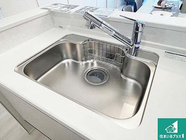 【キッチンシンク】蛇口の先端に浄水器を内蔵しています!原水と浄水、お湯と冷水、シャワーの切替えがワンタッチなので用途によって使い分けられます。