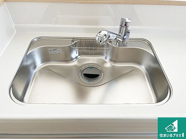 【キッチンシンク】蛇口の先端に浄水器を内蔵しています！原水と浄水、お湯と冷水、シャワーの切替えがワンタッチなので用途によって使い分けられます。