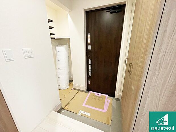 【玄関】シューズボックスにはたくさんの靴が収納できるので玄関周りはいつもスッキリ！ご家族が増えても安心！