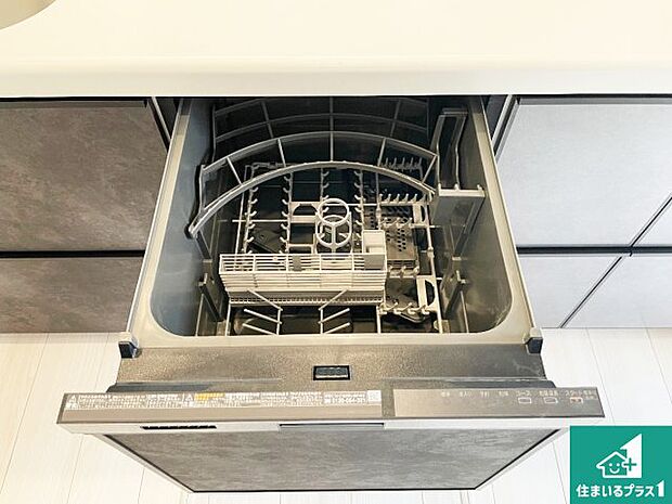 【食器洗い乾燥機】食事後の一仕事、食器洗いをボタン一つでお任せできちゃいます！場所を取らないビルトイン式なので、お料理スペースもしっかり確保！ 