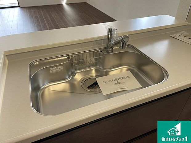 【キッチンシンク】蛇口の先端に浄水器を内蔵しています！原水と浄水、お湯と冷水、シャワーの切替えがワンタッチなので用途によって使い分けられます。