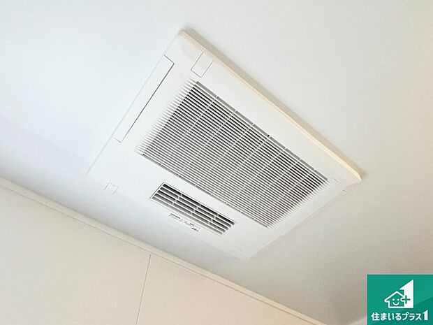 【浴室暖房乾燥機】四季を通して快適なバスライフをお手伝いする浴室暖房乾燥機！浴室の乾燥・暖房・涼風・換気はもちろん、２４時間換気にも対応！ 