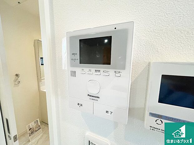 【カラーモニターインターホン】声だけでなく来訪者の姿や顔がモニターで確認できるので、小さなお子様がいらっしゃるご家庭でも安心できます！