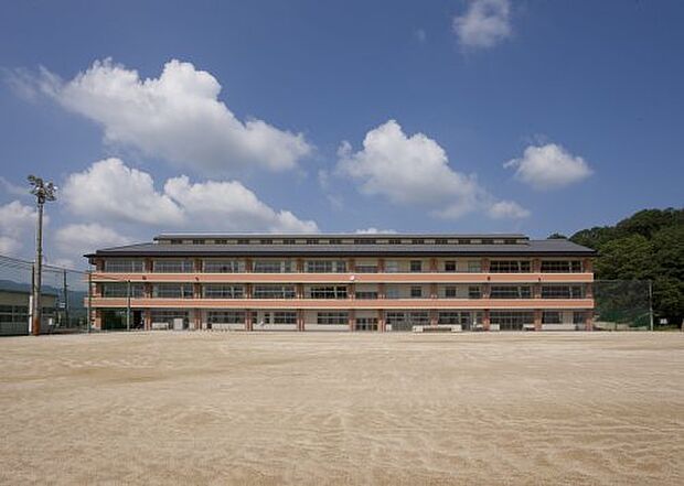 湖南市立岩根小学校