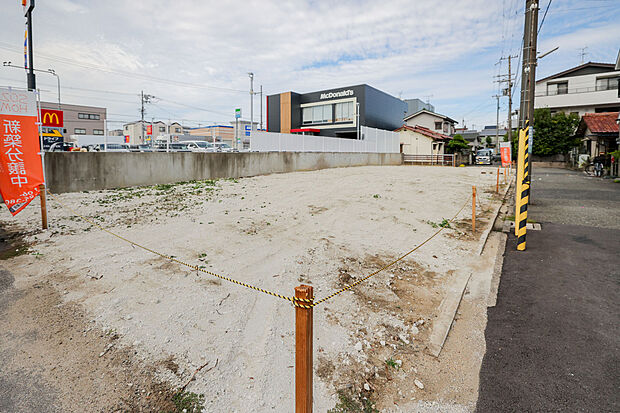 少し足を延ばせばイオンモール四條畷があり、
ショッピングから映画、アミューズメントまで、家族の休日を豊かにする施設が充実しています。利便性のいい宅地です 是非一度ご来場にてご覧ください。