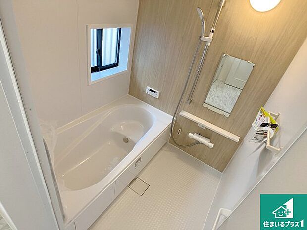 足をゆったり伸ばして寛げる浴槽です。窓が設けられていますので差し込む光が明るく穏やかな雰囲気にしてくれます♪浴室乾燥機も設置しているので、雨の日の洗濯物も安心です♪