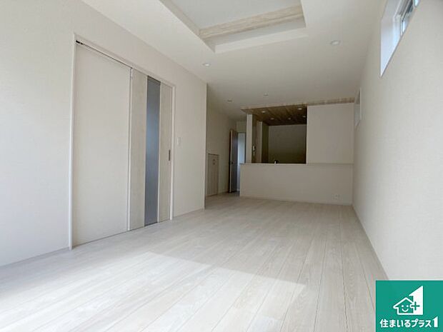 シンプルなリビングは、観葉植物等のインテリアを楽しめますね!パパ好みにも、ママ好みにも家具次第で雰囲気を変えることができます!