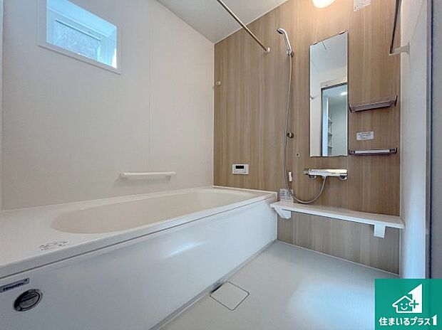 足をゆったり伸ばして寛げる浴槽です。窓が設けられていますので差し込む光が明るく穏やかな雰囲気にしてくれます♪浴室乾燥機も設置しているので、雨の日の洗濯物も安心です♪