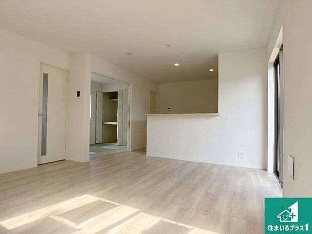 シンプルなリビングは、観葉植物等のインテリアを楽しめますね！パパ好みにも、ママ好みにも家具次第で雰囲気を変えることができます！