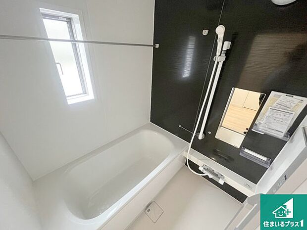 足をゆったり伸ばして寛げる浴槽です。窓が設けられていますので差し込む光が明るく穏やかな雰囲気にしてくれます♪浴室乾燥機も設置しているので、雨の日の洗濯物も安心です♪