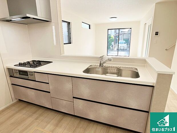 明るいリビングで朝の目覚めもスッキリできそう!対面キッチンでご家族のコミュニケーションも自然と増える設計!小さなお子様が遊ぶスペースを作っても広々とくつろげるLDK!