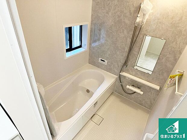 足をゆったり伸ばして寛げる浴槽です。窓が設けられていますので差し込む光が明るく穏やかな雰囲気にしてくれます♪浴室乾燥機も設置しているので、雨の日の洗濯物も安心です♪